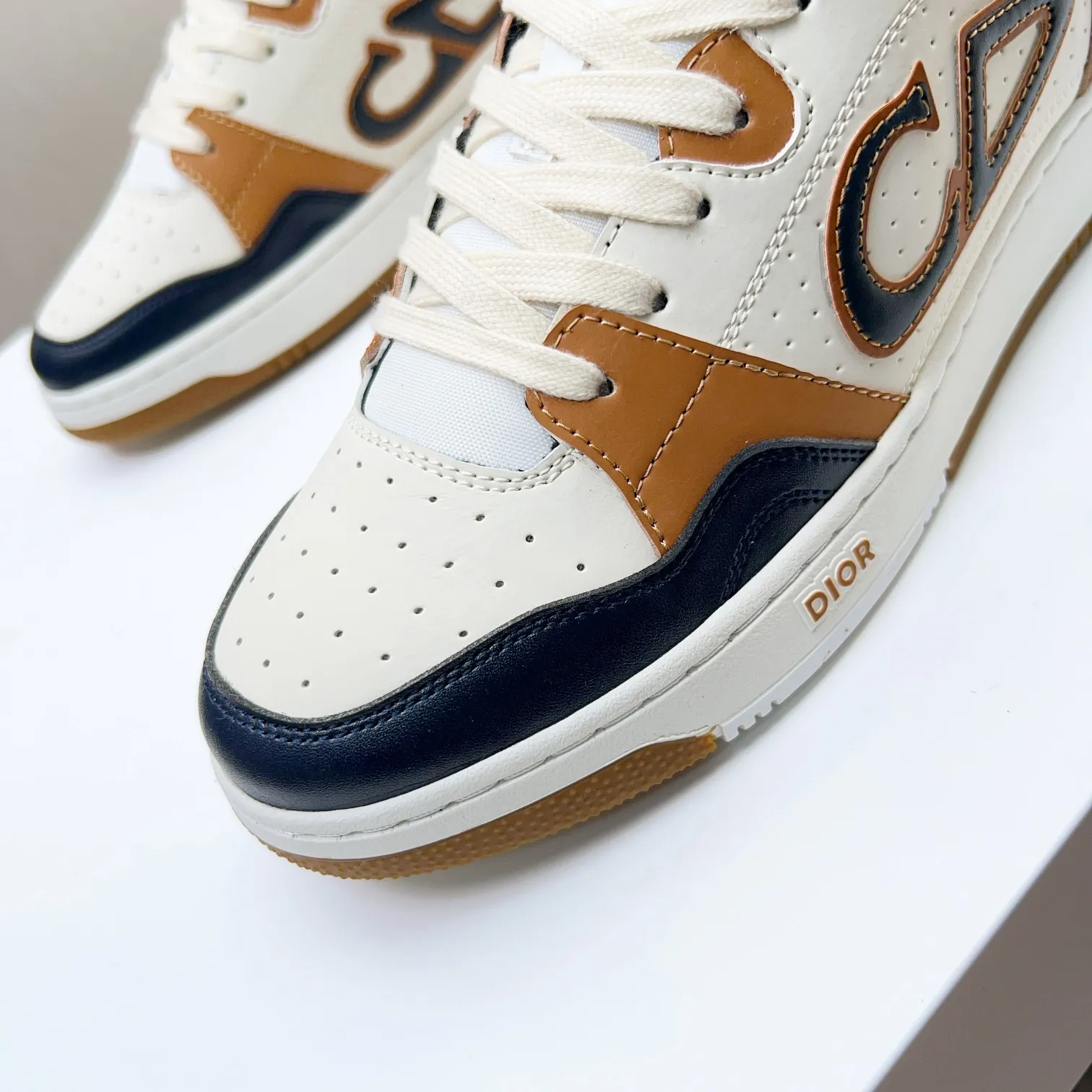 Men's Men's Shoes 💰420 [New Style] 🦩🦩Dior - Low-top sneakers 2025 spring men's collection new arrivals [Celebrate][Celebrate][Celebrate], reinterpret the basketball shoe design and become a classic Dior item [strong][strong][strong], carefully crafted in black and cream white smooth cowhide, paired with beige suede, showing leather on the side The CD logo, tongue, sole and back side are decorated with various distinctive details to enhance the style[666][666], while eyelet details, topstitching and rubber panels highlight the dynamic charm of its athletic style[strong][strong][strong]. It has a two-color rubber sole, which can be matched with various clothing to create a refined look. Size: 38 to 44 (45 can be customized